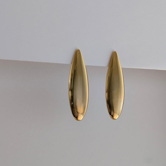 Side angle showing elongated 1.42 × 4.53 cm teardrop profile on lightweight gold earrings.